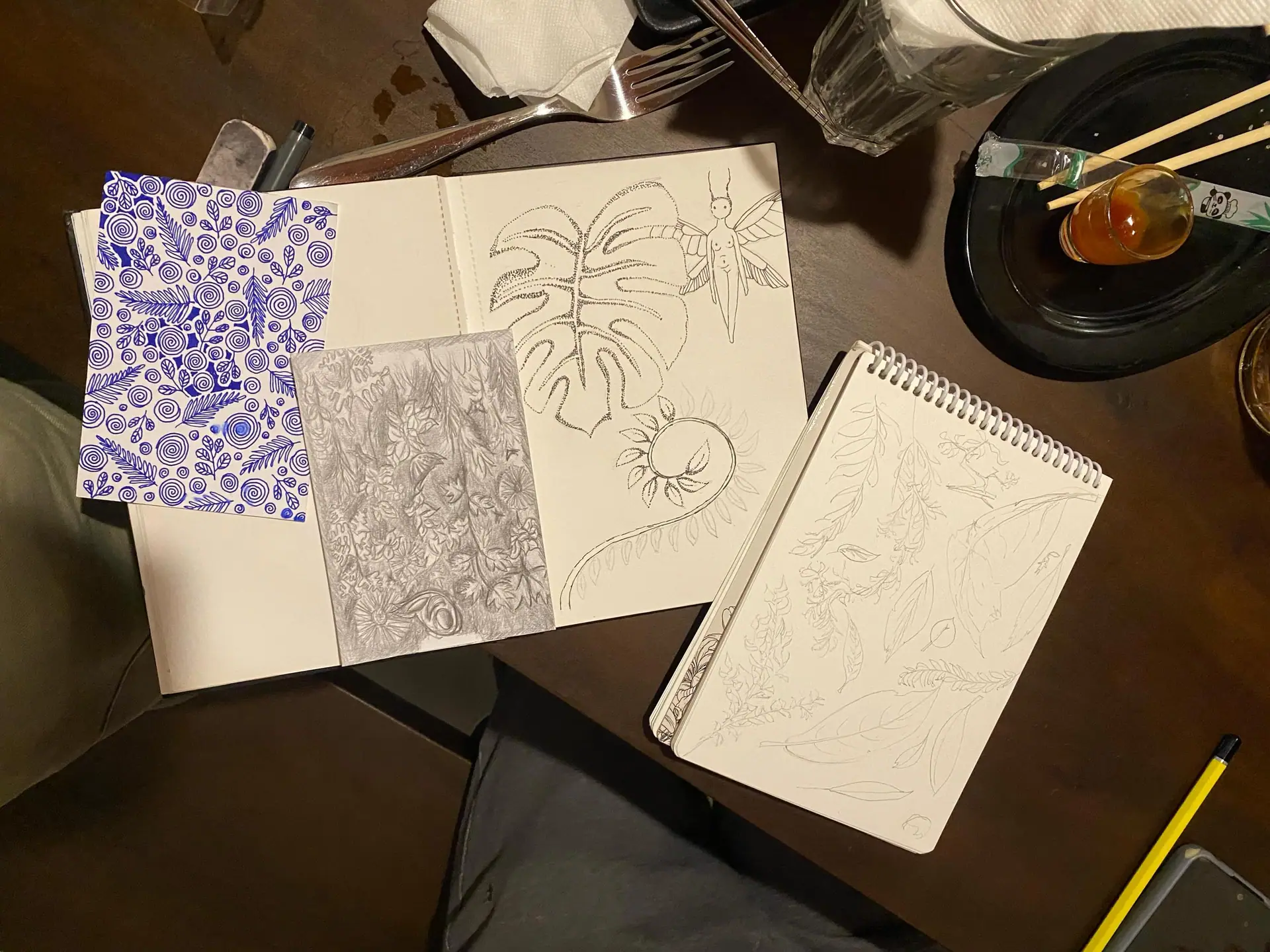 Botanical ink sketches and drinks at a café session